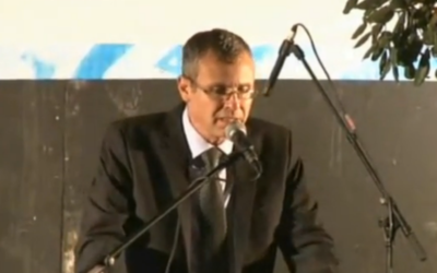 Yariv Levin devant la résidence du Premier ministre s'adresse à une foule de manifestants de droite, le 5 octobre 2015 (Crédit : capture d'écran)