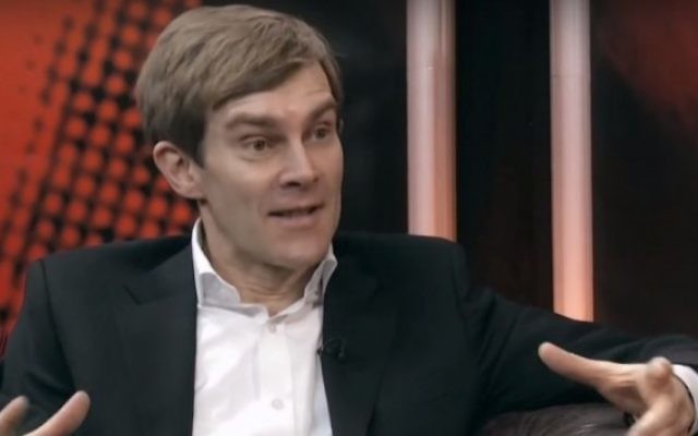 Suemas Milne, le nouveau sirecteur de la stratégie et de la communications du parti travailliste britannique nommé par Jeremy Corbyn (Capture d'écran YouTube )