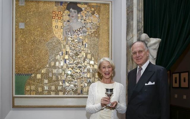 Helen Mirren, l'actrice oscarisée, et le président du Congrès juif mondial, Ronald S. Lauder, en face du célèbre "Portrait d'Adèle Bloch-Bauer I",  surnommé « La Femme en or » (Crédit : Shahar Azran)