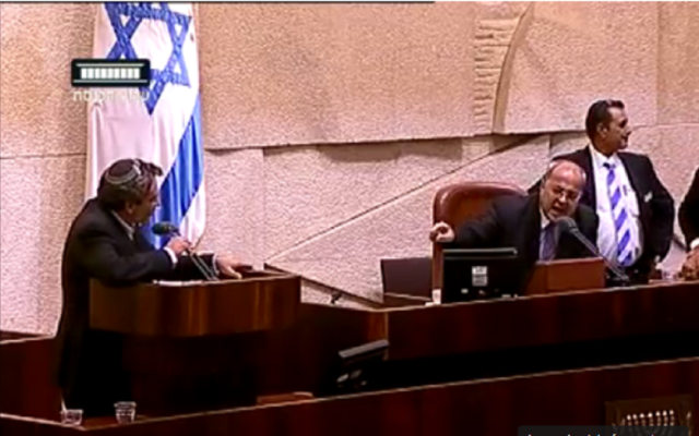 Zeev Elkin et Ahmed Tibi lors d'un débat à la Knesset le 21 octobre 2015 (Crédit : Capture d'écran YouTube)