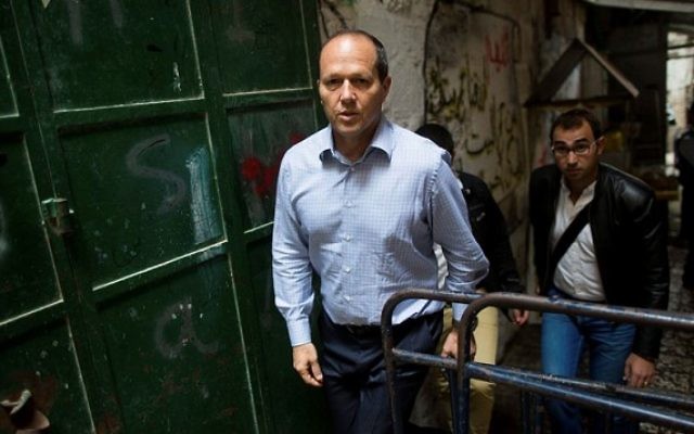 Le maire de Jérusalem, Nir Barkat, dans le quartier musulman de la Vieille Ville de Jérusalem, à la suite d'une attaque terroriste où une terroriste palestinienne a poignardé un Israélien près de la Porte des Lions le 7 octobre 2015 (Crédit photo: Yonatan Sindel / Flash90) Le maire de Jérusalem, Nir Barkat, dans le quartier musulman de la Vieille Ville de Jérusalem, à la suite d'une attaque terroriste où une terroriste palestinienne a poignardé un Israélien près de la Porte des Lions le 7 octobre 2015 (Crédit photo: Yonatan Sindel / Flash90)