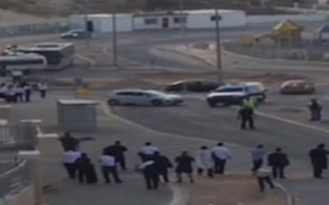 La scène d'une attaque terroriste palestinienne à Beit Shemesh le 22 octobre 2015 (Crédit : Capture d'écran Deuxième chaîne)