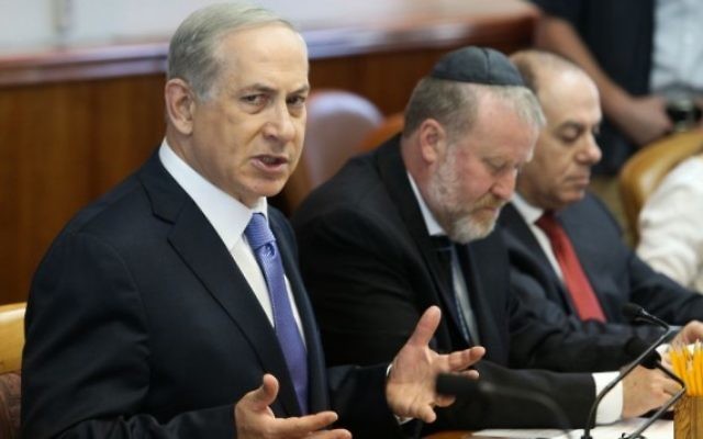 Le Premier ministre Benjamin Netanyahu dirige la réunion hebdomadaire du cabinet à son bureau à Jérusalem, le dimanche 18 octobre 2015 (Crédit photo: Amit Shabi / Pool)