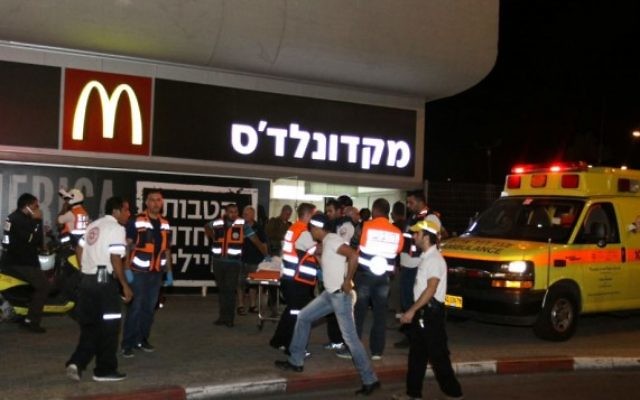 La police et les secouristes sur les lieux de l'attentat à la gare routière de Beer Sheva, le 18 octobre 2015 (Crédit photo: Meir Even Haim / Flash90)