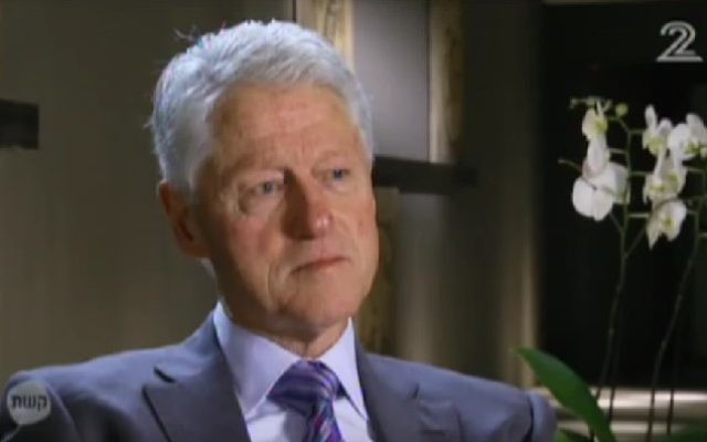 L'ancien président américain Bill Clinton pendant un entretien avec la Deuxième chaîne avant le 20e anniversaire de l'assassinat du Premier ministre israélien Yitzhak Rabin. (Crédit : Capture d'écran Deuxième chaîne) L'ancien président américain Bill Clinton pendant un entretien avec la Deuxième chaîne avant le 20e anniversaire de l'assassinat du Premier ministre israélien Yitzhak Rabin. (Crédit : Capture d'écran Deuxième chaîne)