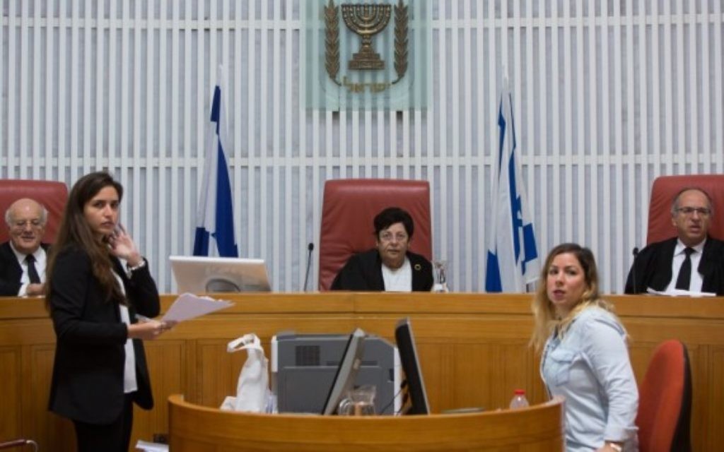 La présidente de la Cour suprême Miriam Naor lors d'une audience relative à la démolition de maisons de terroristes arabes, le 29 octobre 2015 (Crédit : Yonatan Sindel / Flash90) La présidente de la Cour suprême Miriam Naor lors d'une audience relative à la démolition de maisons de terroristes arabes, le 29 octobre 2015 (Crédit : Yonatan Sindel / Flash90)