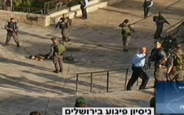 Les lieux d'une tentative d'attaque au couteau qui a eu lieu mercredi en dehors de la Vieille Ville de Jérusalem où un Palestinien a été abattu par les forces israéliennes (Crédit : Capture d'écran Deuxième chaîne) Les lieux d'une tentative d'attaque au couteau qui a eu lieu mercredi en dehors de la Vieille Ville de Jérusalem où un Palestinien a été abattu par les forces israéliennes (Crédit : Capture d'écran Deuxième chaîne)