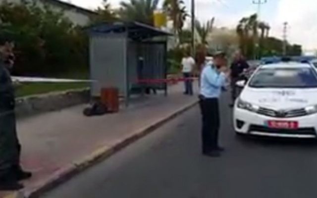 Policiers sur la scène d'une attaque au couteau à Eilat, le 29 octobre 2015 (Capture d'écran: Twitter)