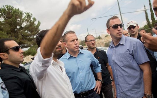 Le ministre de la Sécurité intérieure Gilad Erdan (au centre) vu sur le site où un adolescent juif a été blessé quand il a été poignardé par un Palestinien à Jérusalem le 9 octobre 2015 (Crédit photo: Yonatan Sindel / Flash90) Le ministre de la Sécurité intérieure Gilad Erdan (au centre) vu sur le site où un adolescent juif a été blessé quand il a été poignardé par un Palestinien à Jérusalem le 9 octobre 2015 (Crédit photo: Yonatan Sindel / Flash90)