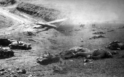 Collage de photos : à gauche, un char utilisé pendant la guerre du Kippour (Crédit : US Government / Wikimedia Commons). A droite, des soldats fédéraux morts pendant la bataille de Gettysburg (Crédit : Timothy O'Sullivan / Wikimedia Commons). (Crédit : Juda Ari Gross / Times of Israël)