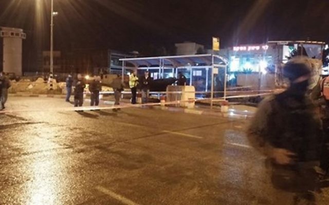 Scène de l'attaque au couteau menée par deux terroristes palestiniens contre un soldat israélien au Gush Etzion - 27 octobre 2015 (Crédit : autorisation du conseil régional du Gush Etzion)