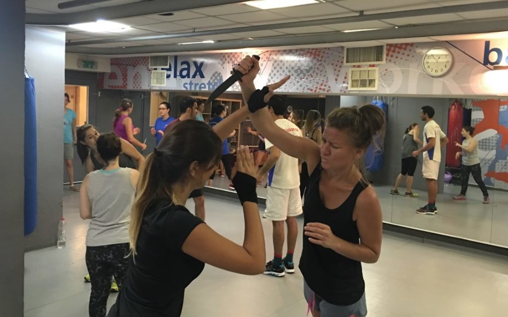Une classe de Krav Maga dans le centre de Tel Aviv, le 9 octobre 2015 (Crédit : Autorisation Oren Mellul) Une classe de Krav Maga dans le centre de Tel Aviv, le 9 octobre 2015 (Crédit : Autorisation Oren Mellul)