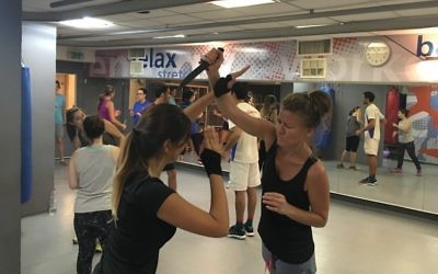 Une classe de Krav Maga dans le centre de Tel Aviv, le 9 octobre 2015 (Crédit : Autorisation Oren Mellul)