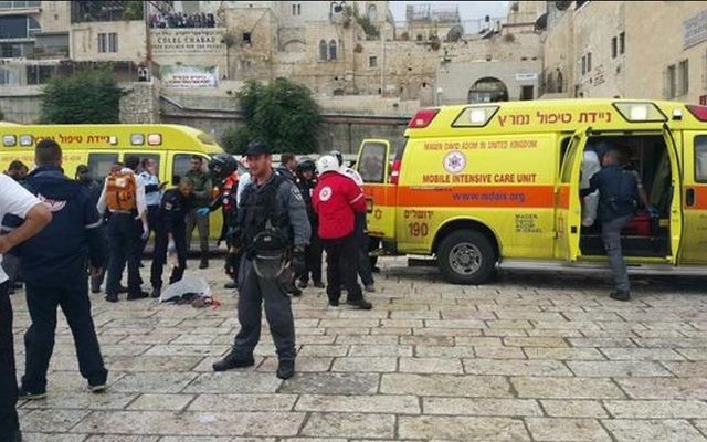 Les ambulances de Magen David Adom et des policiers sur les lieux d'un attentat terroriste dans la Vieille Ville de Jérusalem, le mercredi 7 octobre 2015. (Crédit : Autorisation Magen David Adom)
