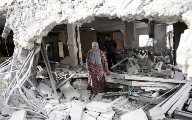 Une femme palestinienne au milieu des décombres d'une maison après que les forces de sécurité israéliennes aient démoli les maisons de deux Palestiniens impliqués dans des attentats dans le quartier palestinien de Jabal Mukaber à Jérusalem-Est, le 6 octobre 2015 (Crédit photo: Thomas Coex / AFP ) Une femme palestinienne au milieu des décombres d'une maison après que les forces de sécurité israéliennes aient démoli les maisons de deux Palestiniens impliqués dans des attentats dans le quartier palestinien de Jabal Mukaber à Jérusalem-Est, le 6 octobre 2015 (Crédit photo: Thomas Coex / AFP )