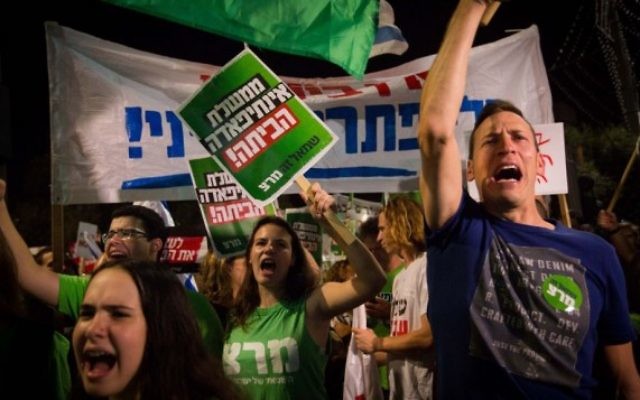 Des milliers d'Israéliens ont participé à une marche organisée par le mouvement "La paix maintenant" de la place Rabin au QG de Tsahal à Tel Aviv, le 24 octobre 2015. (Crédit photo : Miriam Alster / Flash90) Des milliers d'Israéliens ont participé à une marche organisée par le mouvement "La paix maintenant" de la place Rabin au QG de Tsahal à Tel Aviv, le 24 octobre 2015. (Crédit photo : Miriam Alster / Flash90)
