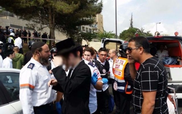 Le personnel médical d'urgence sur les lieux d'une attaque au couteau à Jérusalem le 9 octobre 2015 (Photo: Magen David Adom) Le personnel médical d'urgence sur les lieux d'une attaque au couteau à Jérusalem le 9 octobre 2015 (Photo: Magen David Adom)