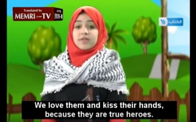 Une petite fille jordano-palestinienne, tenant un couteau, dit: "Je veux poignarder un Juif» (Capture d'écran MEMRI) Une petite fille jordano-palestinienne, tenant un couteau, dit: "Je veux poignarder un Juif» (Capture d'écran MEMRI)