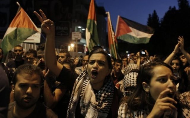 Manifestants arabes israéliens lors d'un rassemblement de soutien au peuple palestinien dans la ville de Nazareth dans le nord d'Israël, e 8 octobre 2015 (Credit photo: AHMAD GHARABLI / AFP)