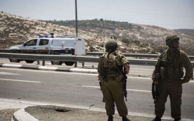Des soldats israéliens sur une route au nord de Jérusalem en Cisjordanie (Crédit photo: Hadas Parush / Flash90) Des soldats israéliens sur une route au nord de Jérusalem en Cisjordanie (Crédit photo: Hadas Parush / Flash90)
