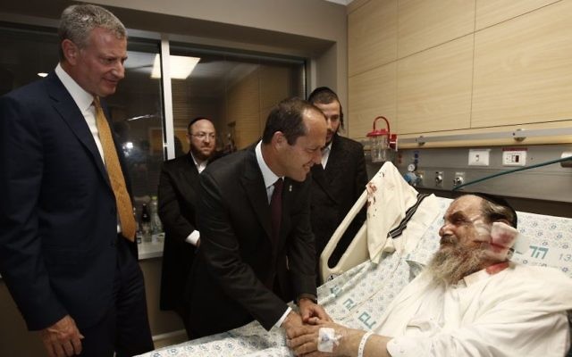 Le maire de New York Bill de Blasio, (à gauche), et le maire de Jérusalem, Nir Barkat, dans un hôpital de Jérusalem le 17 octobre 2015, visitant les victimes d'une attaque terroriste. (Crédit : Yonatan Zindel) Le maire de New York Bill de Blasio, (à gauche), et le maire de Jérusalem, Nir Barkat, dans un hôpital de Jérusalem le 17 octobre 2015, visitant les victimes d'une attaque terroriste. (Crédit : Yonatan Zindel)