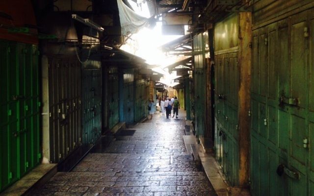 L'entrée du souk de la Vieille Ville de Jérusalem, le dimanche 4 octobre 2015. Les rues, habituellement animées par les touristes, sont presque désertes, après que le gouvernement a décidé, d'interdire l'entrée aux Palestiniens qui ne sont pas résidents de la ville. Les propriétaires de magasins ont fermé boutique pour protester contre la mesure (Crédit : Benjamin Pileggi / The Times of Israel) L'entrée du souk de la Vieille Ville de Jérusalem, le dimanche 4 octobre 2015. Les rues, habituellement animées par les touristes, sont presque désertes, après que le gouvernement a décidé, d'interdire l'entrée aux Palestiniens qui ne sont pas résidents de la ville. Les propriétaires de magasins ont fermé boutique pour protester contre la mesure (Crédit : Benjamin Pileggi / The Times of Israel)