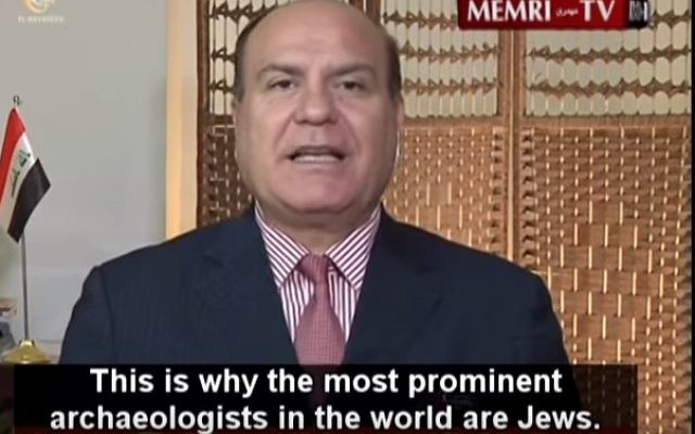 L'historien et archéologue irakien Ali Al-Nashmi qui affirme qu'une mafia juive internationale vise à acquérir des antiquités irakiennes dans une émission du 9 septembre 2015 (Capture d'écran MEMRI)