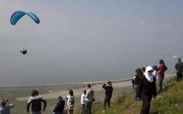 Des gens regardent un parapente près du plateau du Golan en 2009 (Photo illustrative: Matanya Tausig / flash90)