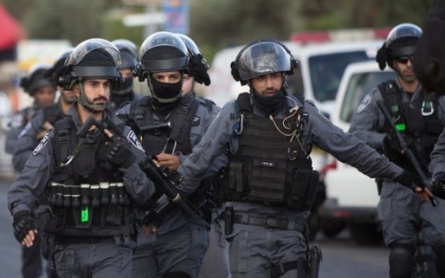 Policiers israéliens sur la scène où une attaque au couteau a eu lieu Porte de Damas dans la Vieille Ville de Jérusalem le 10 octobre 2015 (Crédit photo: Yonatan Sindel / Flash90) Policiers israéliens sur la scène où une attaque au couteau a eu lieu Porte de Damas dans la Vieille Ville de Jérusalem le 10 octobre 2015 (Crédit photo: Yonatan Sindel / Flash90)