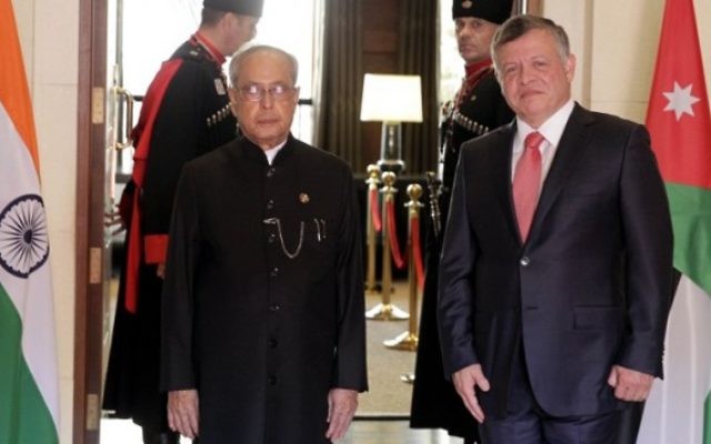 Le président indien Pranab Mukherjee rencontre le roi Abdallah II de Jordanie le 10 octobre 2015 à Amman, avant son voyage en Israël (Crédit photo: Khalil Mazraaw / AFP) Le président indien Pranab Mukherjee rencontre le roi Abdallah II de Jordanie le 10 octobre 2015 à Amman, avant son voyage en Israël (Crédit photo: Khalil Mazraaw / AFP)