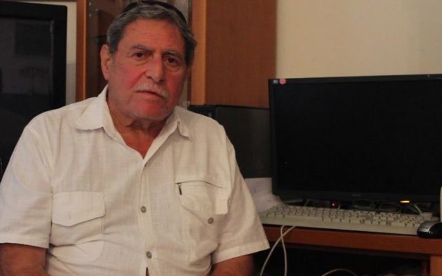 Sammy Ghozlan, directeur du BNVCA, chez lui à Netanya, en octobre 2015. (Crédit : Ricky Ben David/Times of Israël)