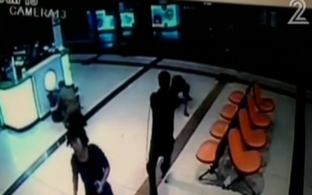Images de la caméra de sécurité montrant un homme érythréen dans la station centrale d'autobus de Beer Sheva le 18 octobre, 2015. (Capture d'écran: Deuxième chaîne)