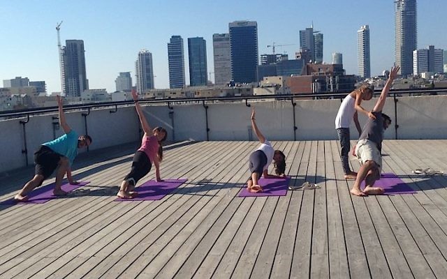 Du Yoga sur un rooftop à SOSA-The Junction (Crédit : Facebook)