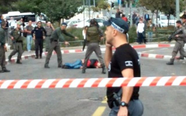 Le site de l'attaque au couteau à Jérusalem le 30 octobre 2015 (Crédit : Capture d'écran Deuxième chaîne)