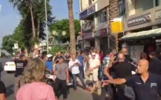 La scène d'une attaque au couteau à Raanana, le 13 octobre 2015 (Capture d'écran)