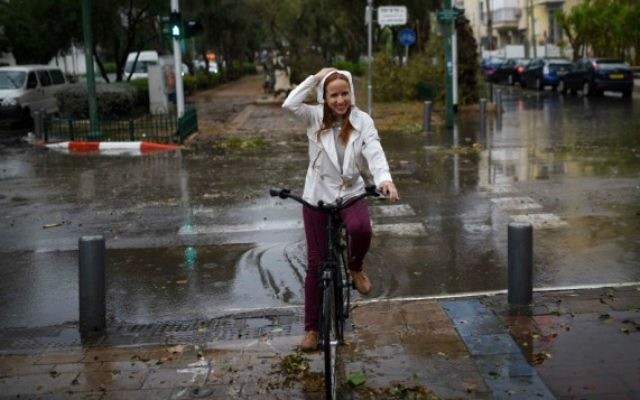 La députée Stav Shaffir (Union sioniste) circule à vélo à travers une forte pluie et des vents forts alors qu'un un orage frappe Tel Aviv, le 25 octobre 2015 (Crédit photo: Ben Kelmer / Flash90) La députée Stav Shaffir (Union sioniste) circule à vélo à travers une forte pluie et des vents forts alors qu'un un orage frappe Tel Aviv, le 25 octobre 2015 (Crédit photo: Ben Kelmer / Flash90)