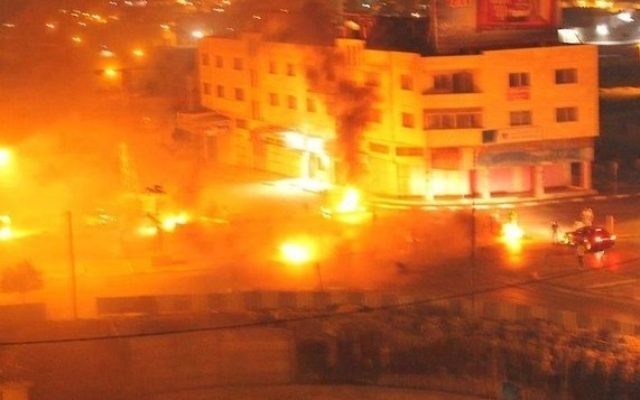 Incendie allumé par des émeutiers palestiniens au tombeau de Joseph à Naplouse en Cisjordanie, le 16 octobre 2015. (Crédit : capture d'écran) Incendie allumé par des émeutiers palestiniens au tombeau de Joseph à Naplouse en Cisjordanie, le 16 octobre 2015. (Crédit : capture d'écran)