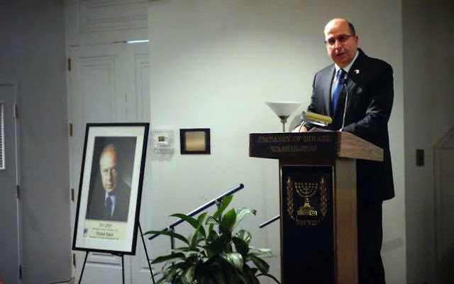 Le ministre de la Défense Moshe Yaalon lors d'un discours pendant une cérémonie commémorative à Washington pour marquer le 20e anniversaire de l'assassinat du Premier ministre Yitzhak Rabin le 26 octobre  2015 (Crédit : Ariel Hermoni / Ministère de la Défense)