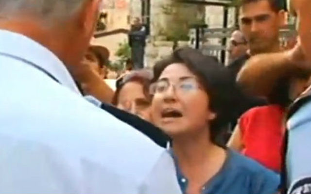 La députée Hanin Zoabi (Balad) à une manifestation à Haïfa, pendant le conflit de Gaza en juillet 2014 (Crédit : capture écran de la Deuxième Chaîne) La députée Hanin Zoabi (Balad) à une manifestation à Haïfa, pendant le conflit de Gaza en juillet 2014 (Crédit : capture écran de la Deuxième Chaîne)