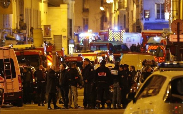 Les forces de police, les pompiers et les secouristes sécurisent la zone à proximité de la salle de concert du Bataclan à Paris, le 14 novembre 2015. (Crédit : AFP PHOTO / FRANCOIS GUILLOT) Les forces de police, les pompiers et les secouristes sécurisent la zone à proximité de la salle de concert du Bataclan à Paris, le 14 novembre 2015. (Crédit : AFP PHOTO / FRANCOIS GUILLOT)