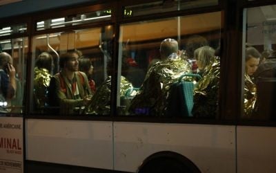 Les gens sont évacués de la rue Oberkampf à proximité de la salle de concert du Bataclan à Paris, le 14 novembre 2015. (Crédit : AFP PHOTO / MIGUEL MEDINA) Les gens sont évacués de la rue Oberkampf à proximité de la salle de concert du Bataclan à Paris, le 14 novembre 2015. (Crédit : AFP PHOTO / MIGUEL MEDINA)