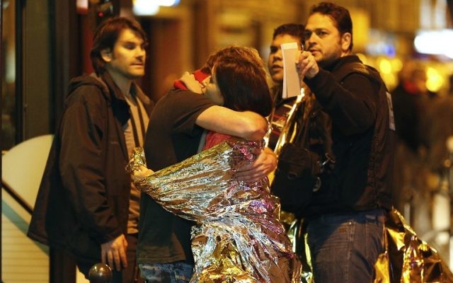 Les gens sont évacués de la rue Oberkampf à proximité de la salle de concert du Bataclan à Paris, le 14 novembre 2015. (Crédit : AFP PHOTO / MIGUEL MEDINA) Les gens sont évacués de la rue Oberkampf à proximité de la salle de concert du Bataclan à Paris, le 14 novembre 2015. (Crédit : AFP PHOTO / MIGUEL MEDINA)