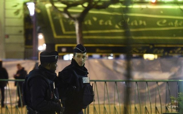 Des policiers patrouillant près de la scène de crime à proximité de la salle de concert au Bataclan le 14 novembre 2015 à Paris, un jour après une série d'attaques coordonnées dans et autour de Paris. les djihadistes de l'Etat Islamique ont revendiqué les attaques de Paris qui ont tué au moins 129 personnes (Crédit : AFP PHOTO / FRANCK FIFE) Des policiers patrouillant près de la scène de crime à proximité de la salle de concert au Bataclan le 14 novembre 2015 à Paris, un jour après une série d'attaques coordonnées dans et autour de Paris. les djihadistes de l'Etat Islamique ont revendiqué les attaques de Paris qui ont tué au moins 129 personnes (Crédit : AFP PHOTO / FRANCK FIFE)