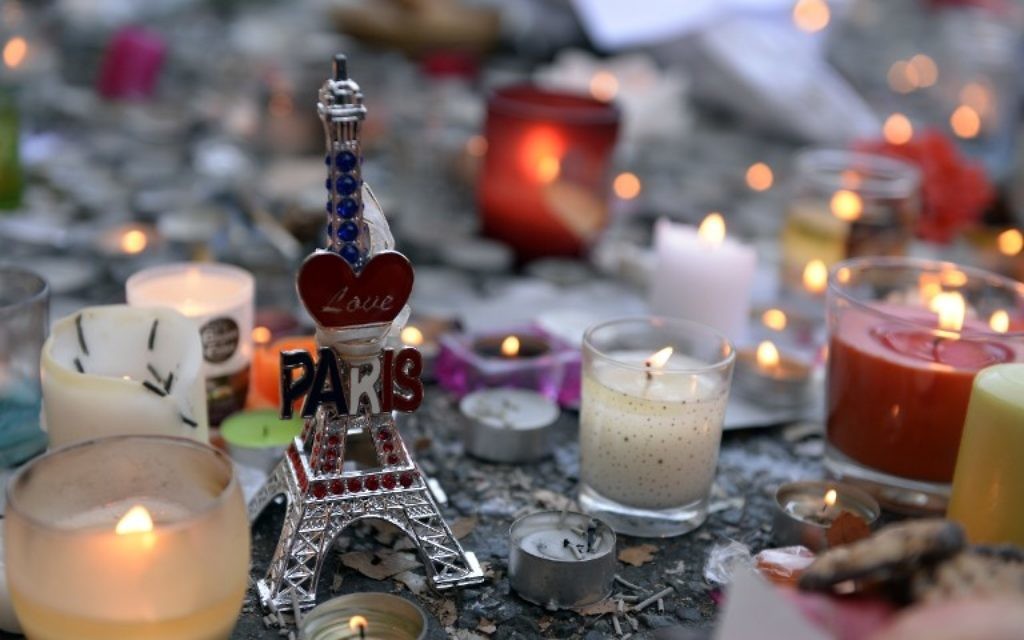 Bougies allumées en mémoire des victimes des attentats de Paris du 13 novembre 2015 (Crédit : AFP)