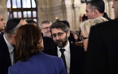 Le Grand Rabbin de France Haïm Korsia arrive avant un hommage aux victimes d'une série d'attaques meurtrières à la Grande synagogue de la Victoire, le 15 novembre 2015. (Crédit : AFP PHOTO / LOIC VENANCE)
