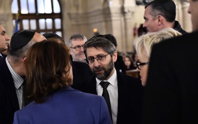Le Grand Rabbin de France Haïm Korsia arrive avant un hommage aux victimes d'une série d'attaques meurtrières à la Grande synagogue de la Victoire, le 15 novembre 2015. (Crédit : AFP PHOTO / LOIC VENANCE)