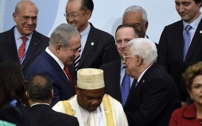 Le Premier ministre Benjamin Netanyahu  (à gauche) avec le président de l'Autorité palestinienne Mahmoud Abbas lors de la photo de famille de la COP21, la conférence des Nations unies sur le changement climatique, au Bourget , le 30 novembre 2015 (Crédit : Martin Bureau/Pool/AFP)