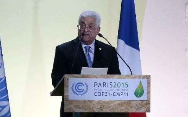 Le président de l'Autorité palestinienne Mahmoud Abbas prononçant un discours lors de la conférence des Nations unies sur le changement climatique COP 21, le 30 novembre 2015 au Bourget, en périphérie de la capitale française Paris (Crédit : AFP PHOTO / JACQUES DEMARTHON) Le président de l'Autorité palestinienne Mahmoud Abbas prononçant un discours lors de la conférence des Nations unies sur le changement climatique COP 21, le 30 novembre 2015 au Bourget, en périphérie de la capitale française Paris (Crédit : AFP PHOTO / JACQUES DEMARTHON)