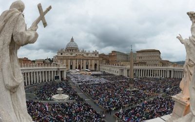 Vue générale de la foule rassemblée pour la messe de canonisation des papes Jean XXIII et Jean-Paul II à la place Saint-Pierre au Vatican, le 27 avril 2014. (Crédit : AFP / Vincenzo Pinto)