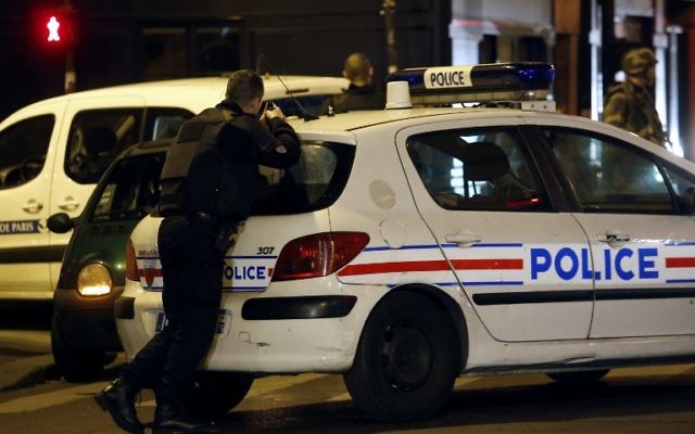 Les forces de police, les pompiers et les secouristes sécurisent la zone à proximité de la salle de concert du Bataclan à Paris, le 14 novembre 2015. (Crédit : AFP PHOTO / FRANCOIS GUILLOT) Les forces de police, les pompiers et les secouristes sécurisent la zone à proximité de la salle de concert du Bataclan à Paris, le 14 novembre 2015. (Crédit : AFP PHOTO / FRANCOIS GUILLOT)